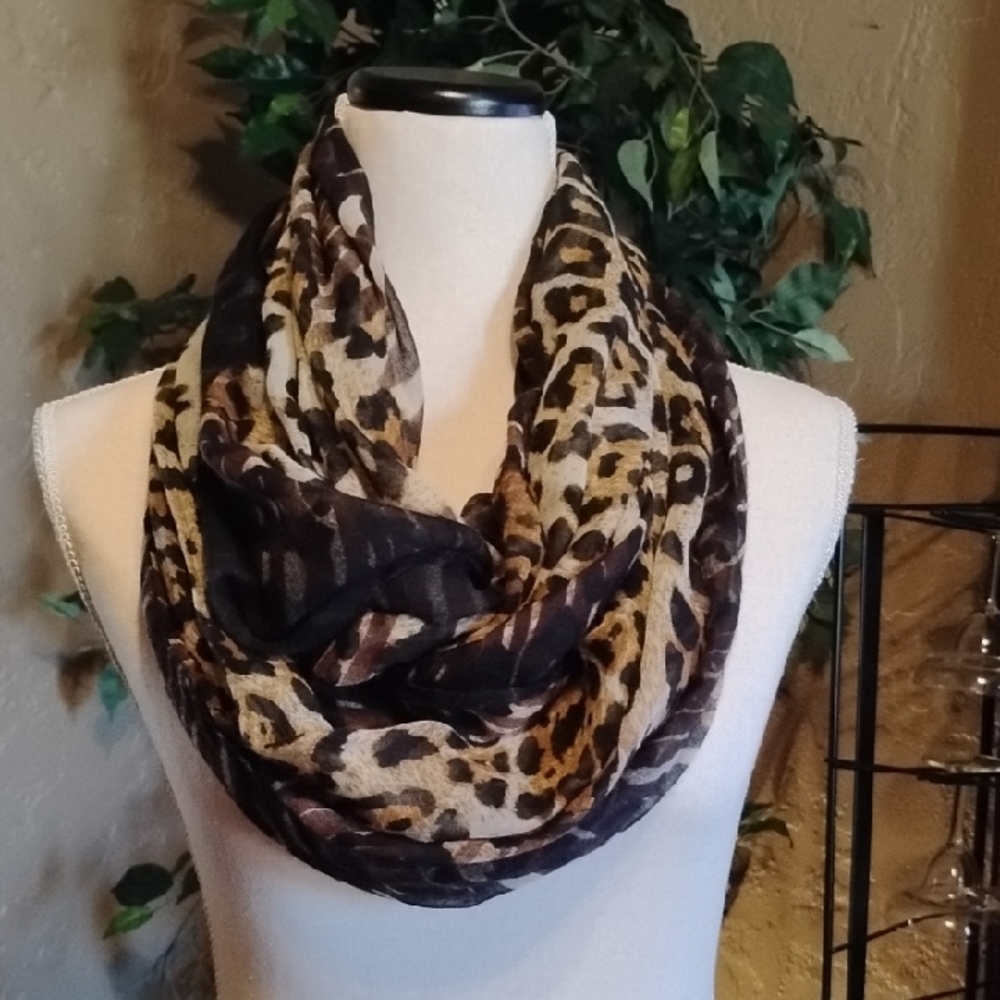 Elegant Leopard Print Scarf